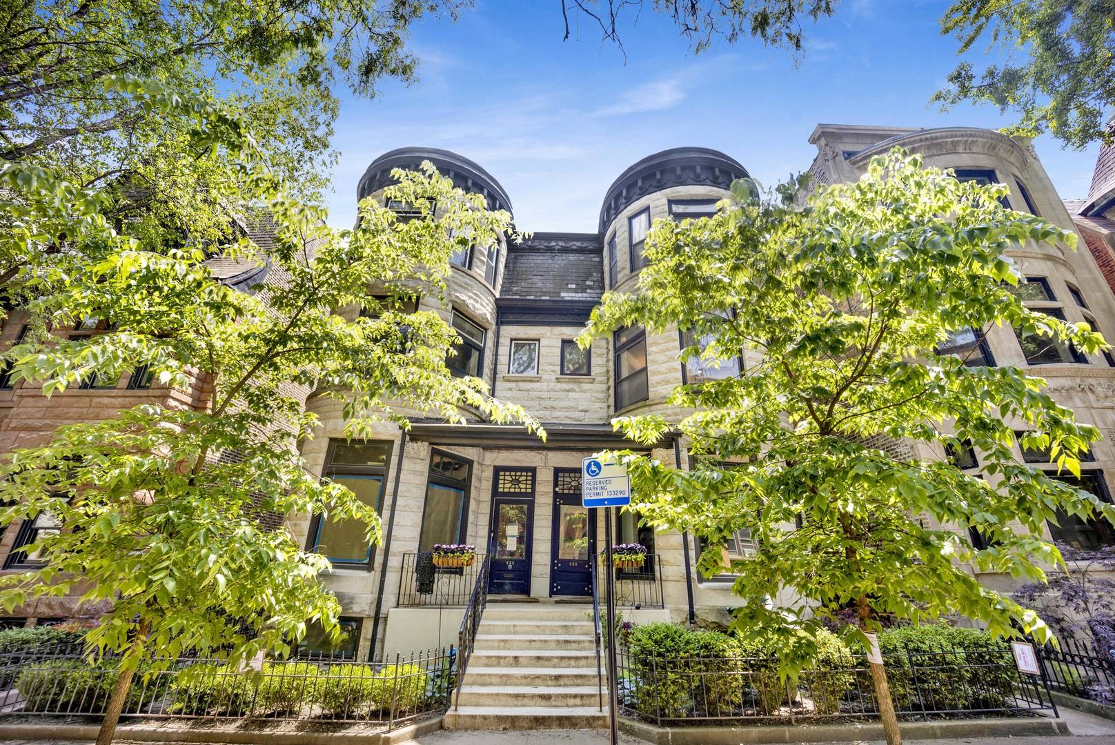 Chicago, IL 60614,435 W Roslyn PL #2E