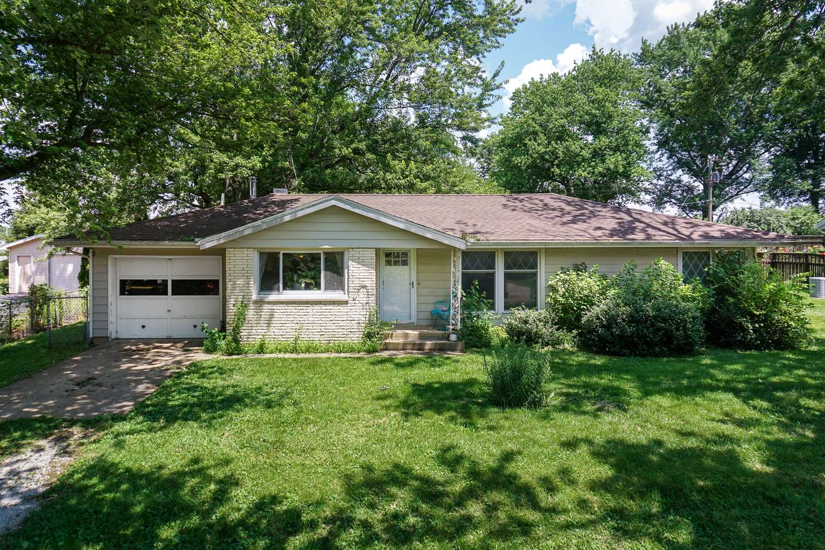 Heyworth, IL 61745,325 W Poplar ST S