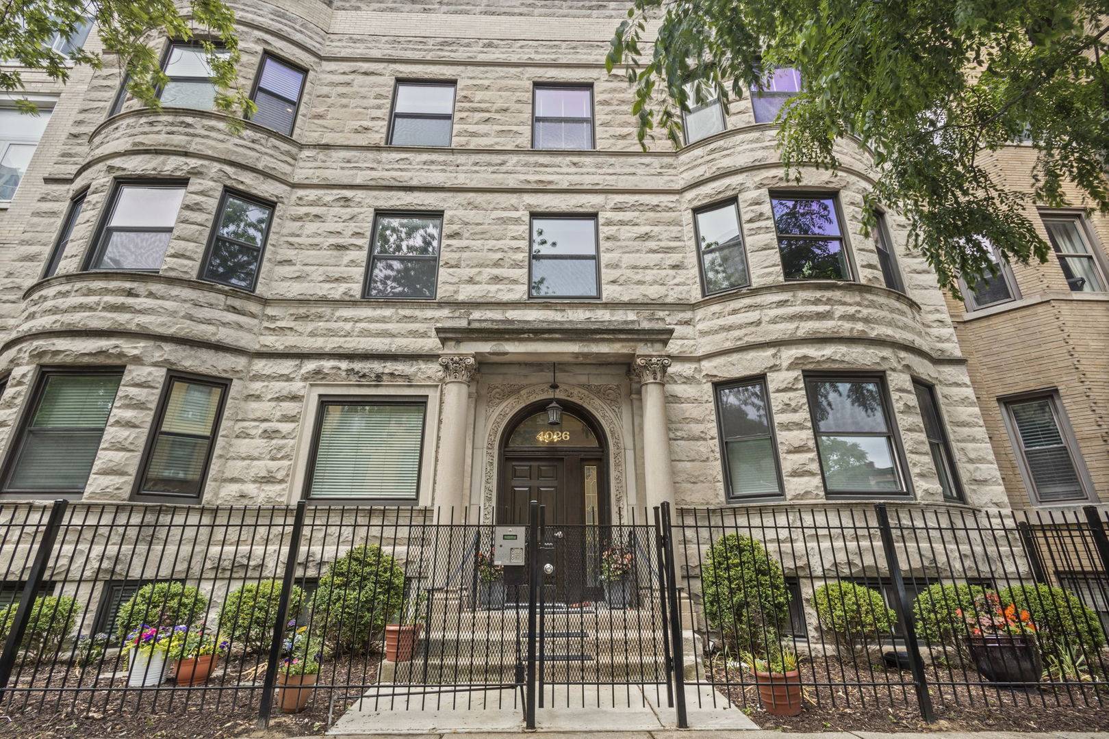 Chicago, IL 60613,4026 N Clarendon AVE #2N