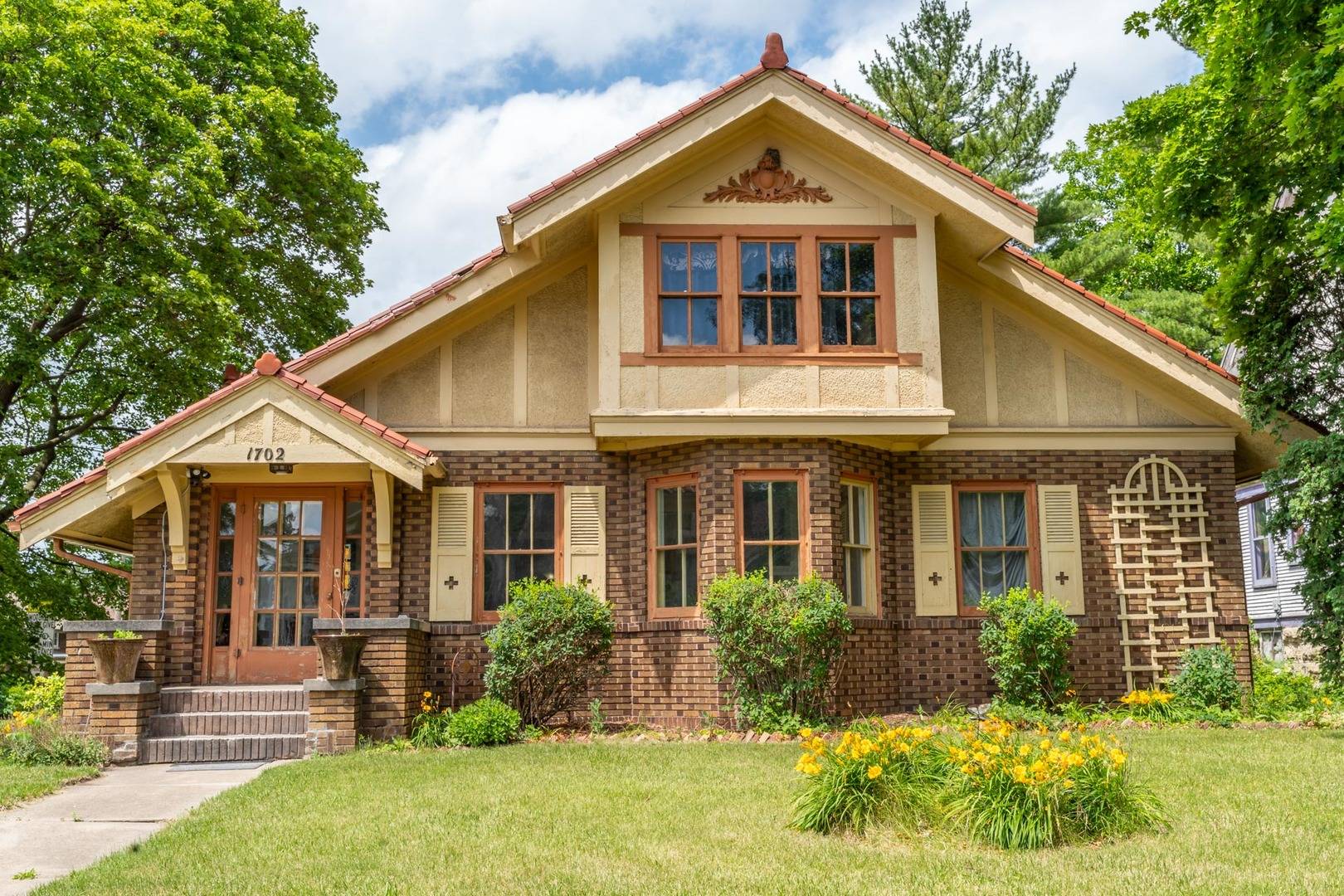 Rockford, IL 61104,1702 E State ST