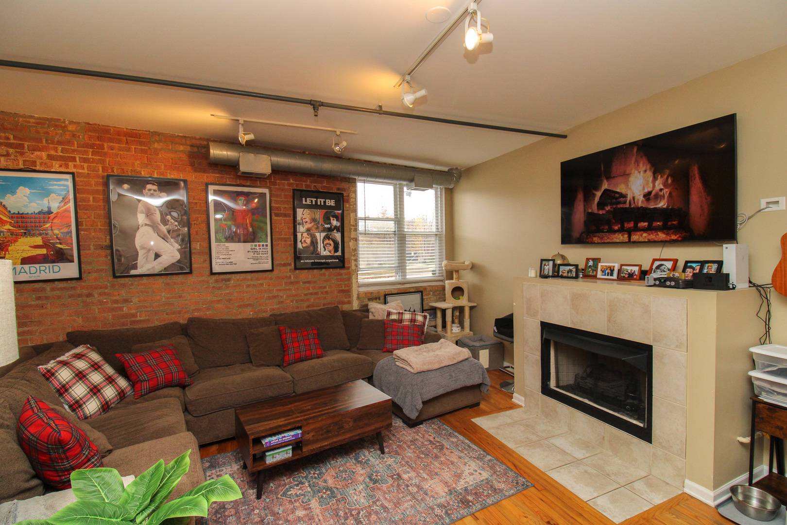Evanston, IL 60201,1834 Ridge AVE #102