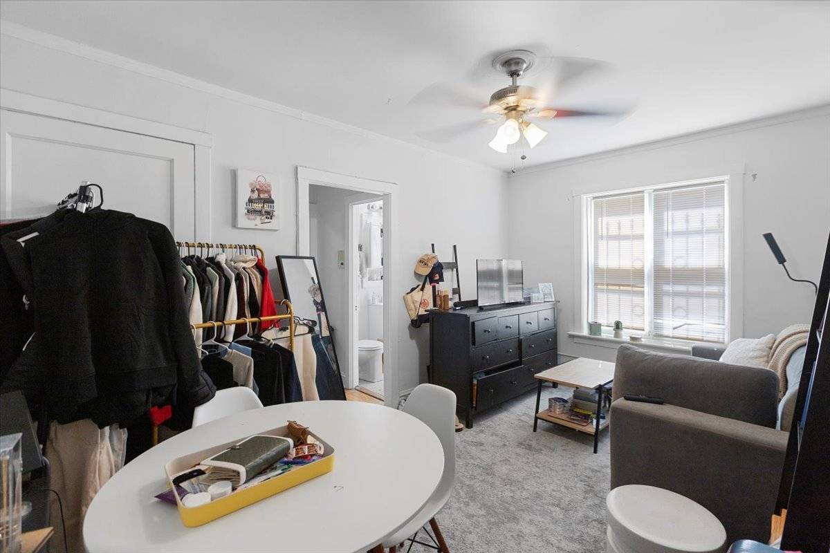 Chicago, IL 60657,656 W Oakdale AVE #1C