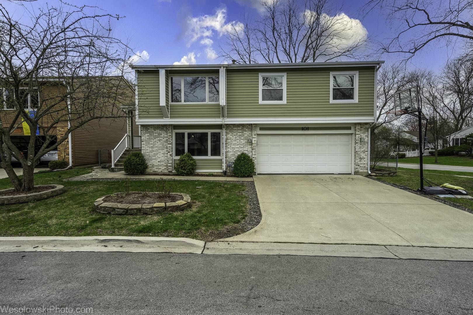 Rolling Meadows, IL 60008,101 Croftwood CT