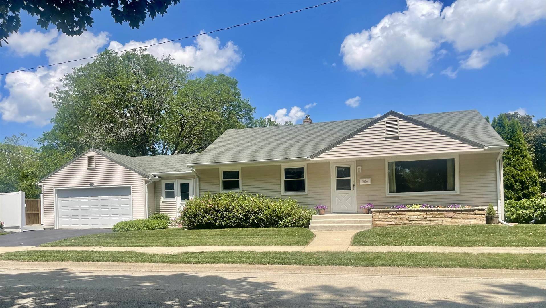 Rockford, IL 61107,3216 Burrmont RD
