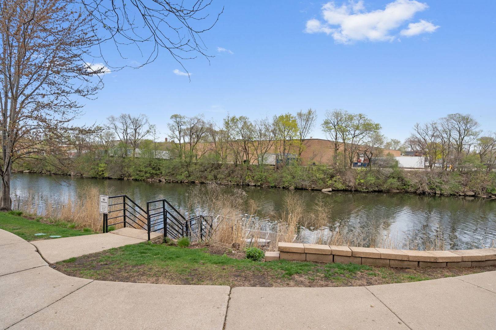 Chicago, IL 60618,2864 N Riverwalk DR