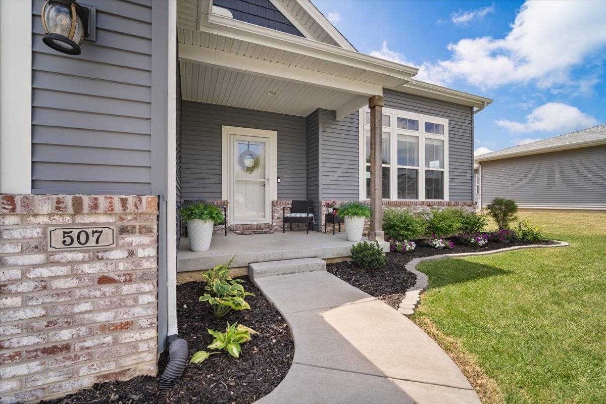 Downs, IL 61736,507 Raef RD