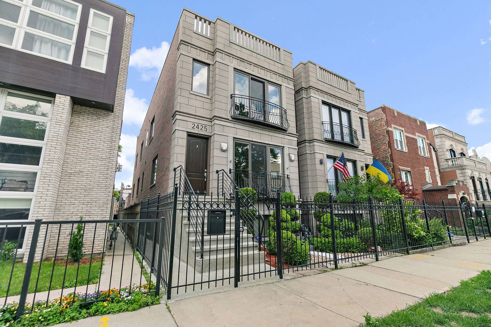 Chicago, IL 60612,2425 W ERIE ST