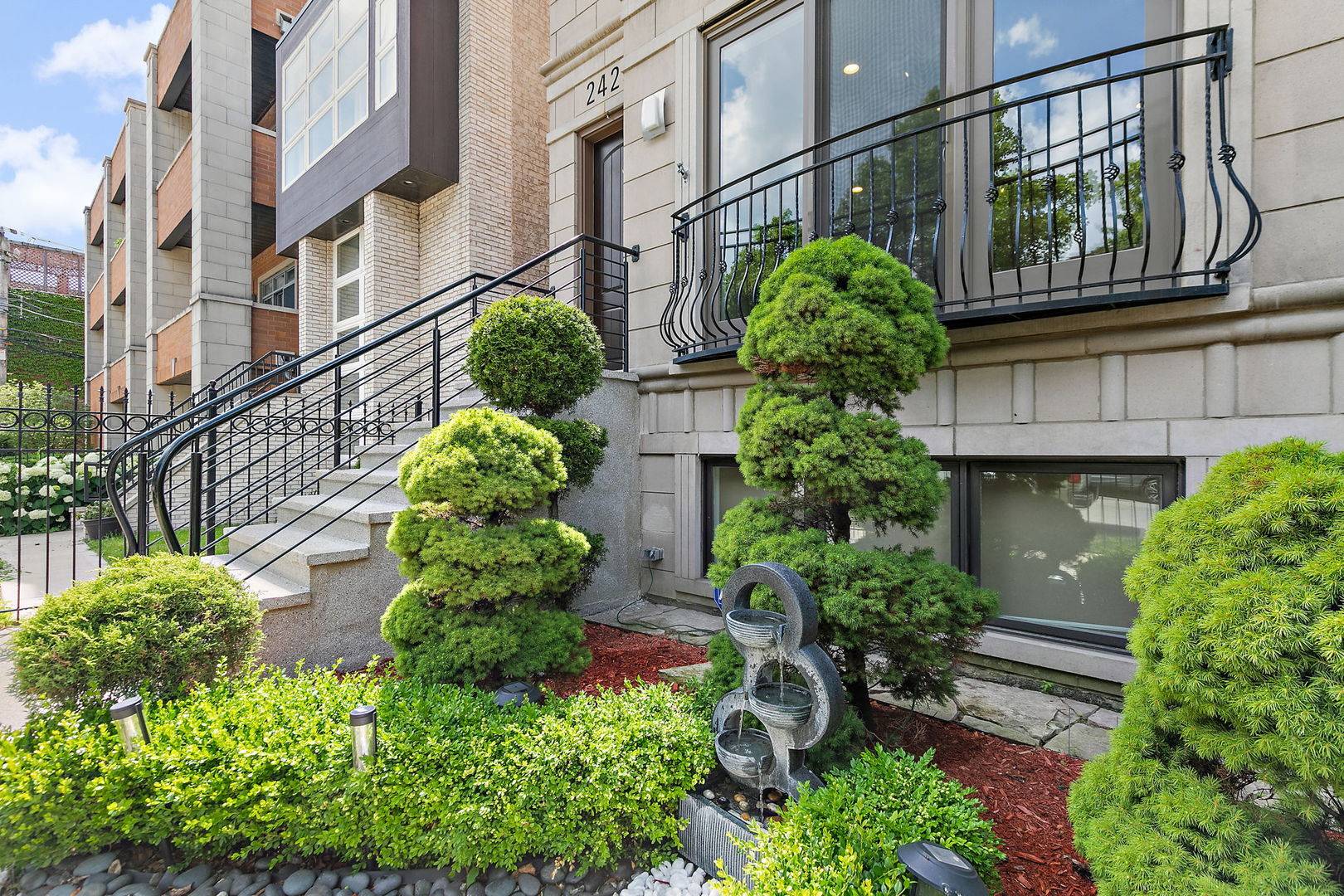 Chicago, IL 60612,2425 W ERIE ST