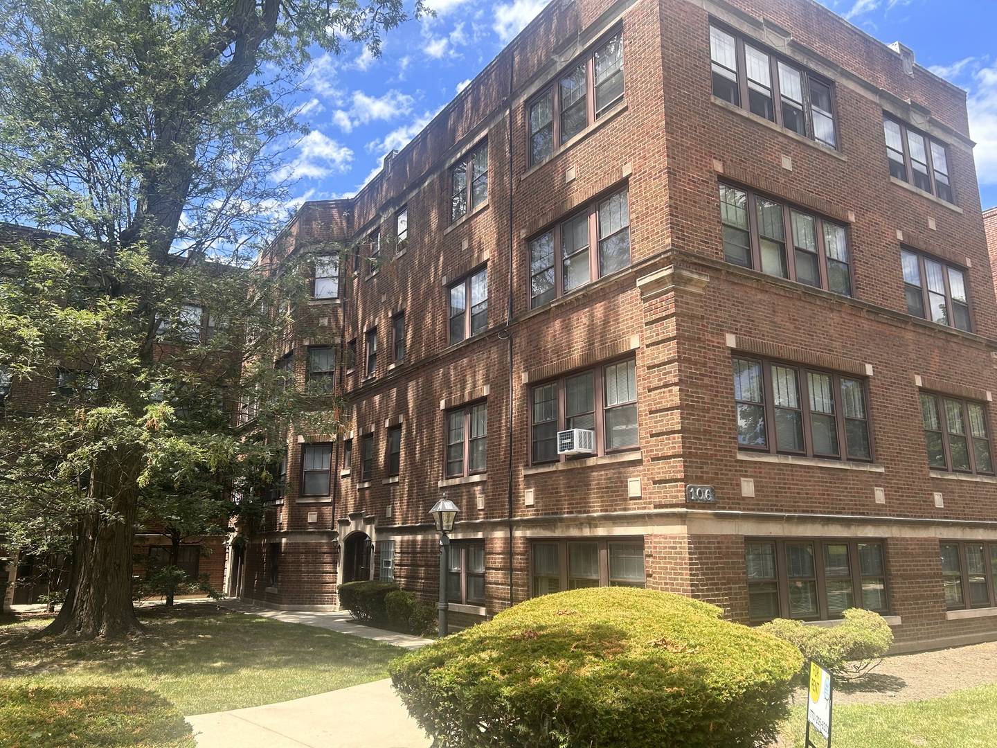 Riverside, IL 60546,104 Lincoln AVE #3W