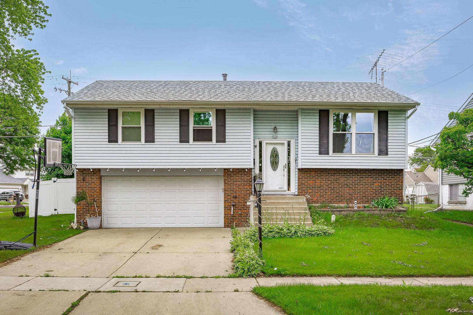 Streamwood, IL 60107,521 Newberry DR