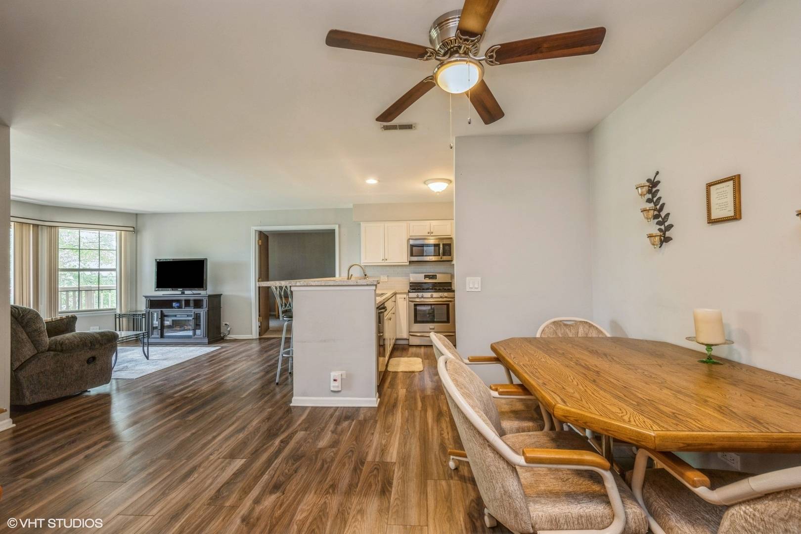 Palatine, IL 60067,260 W Lynn DR #7-5B
