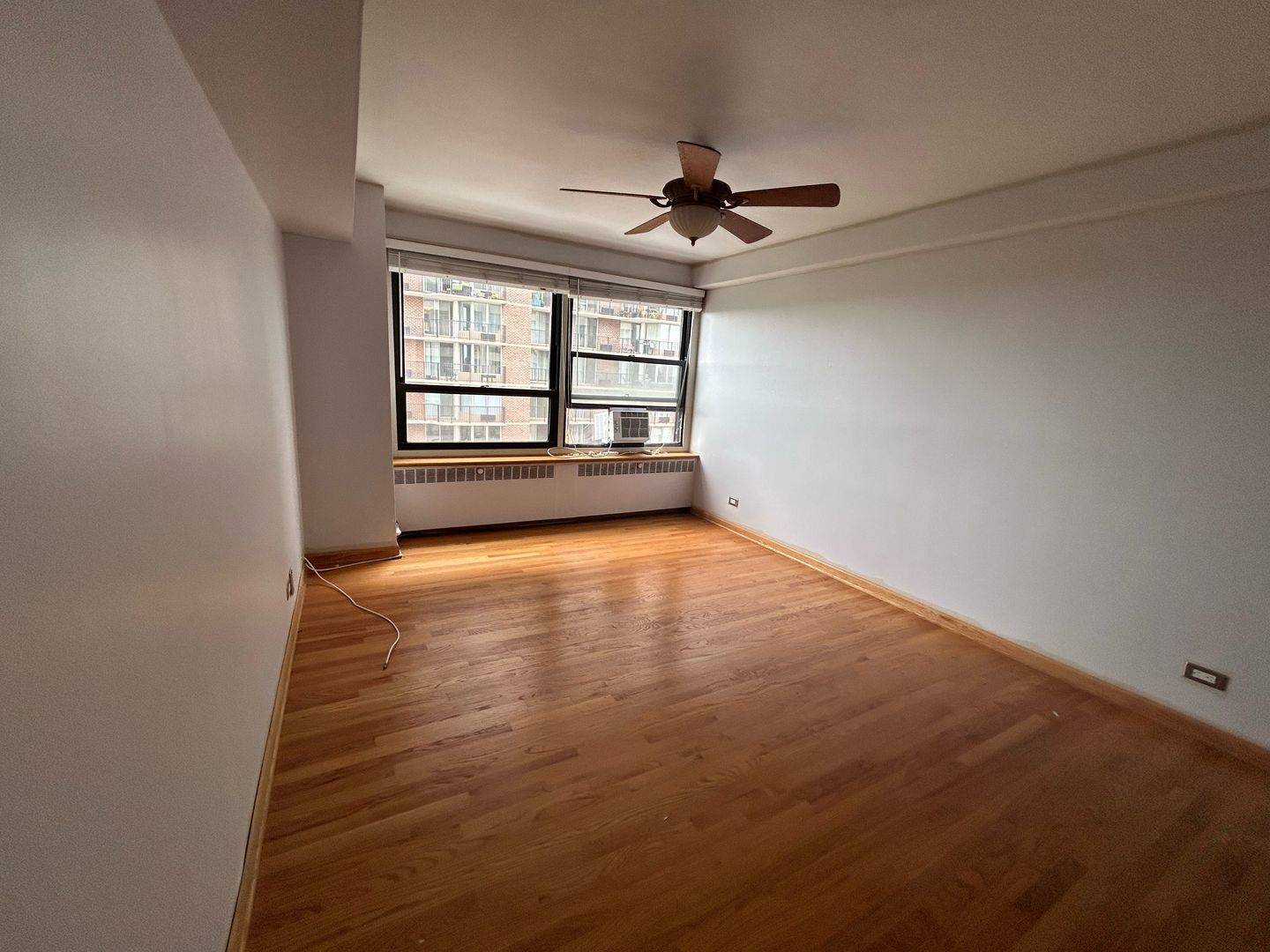 Chicago, IL 60613,4180 N Marine DR #405