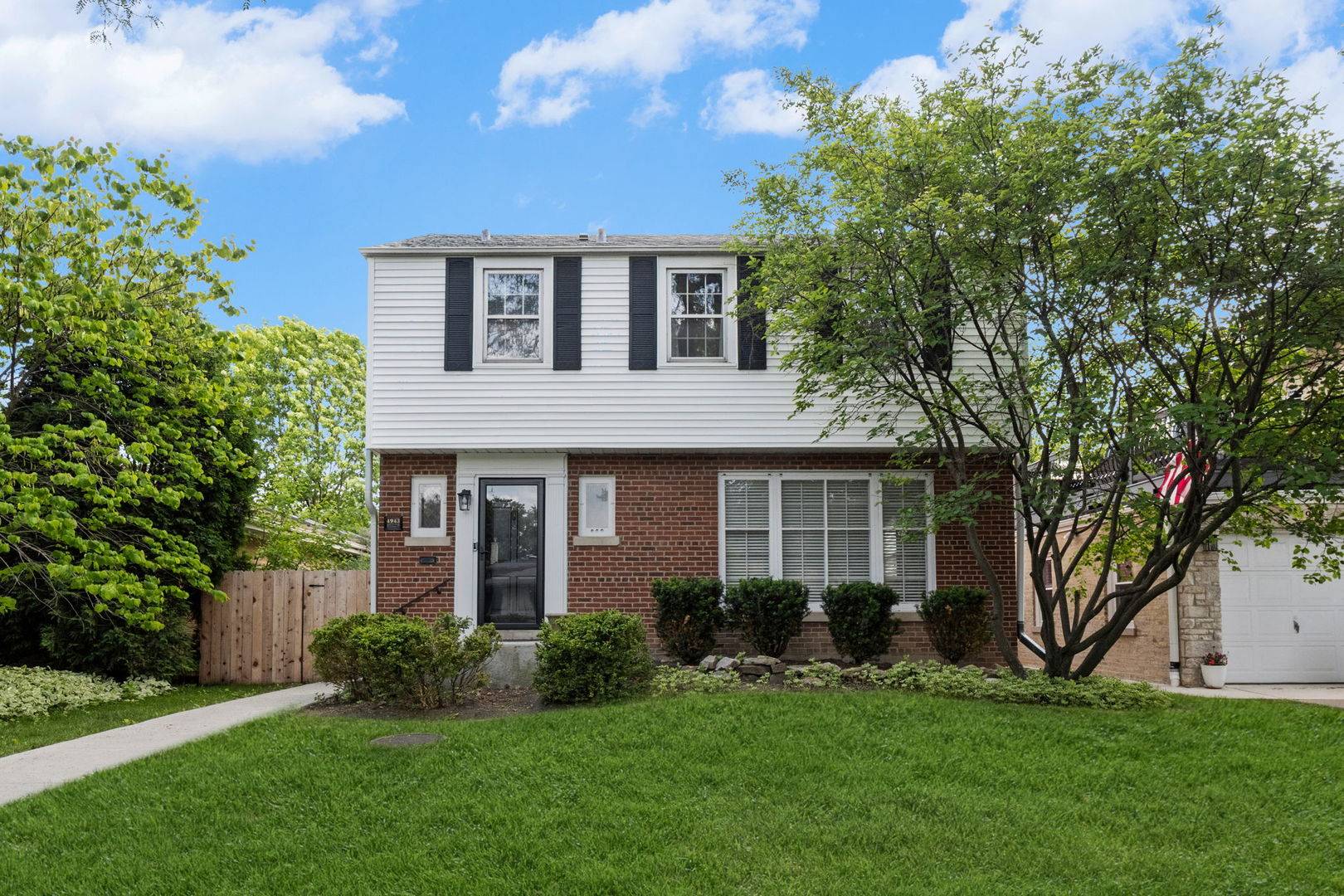 Skokie, IL 60077,4943 Fairview LN