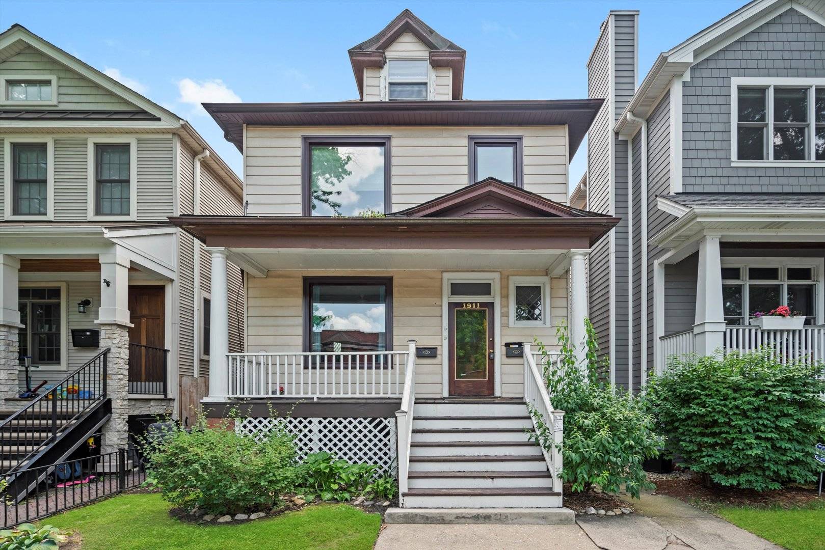 Chicago, IL 60657,1911 W Newport AVE #2