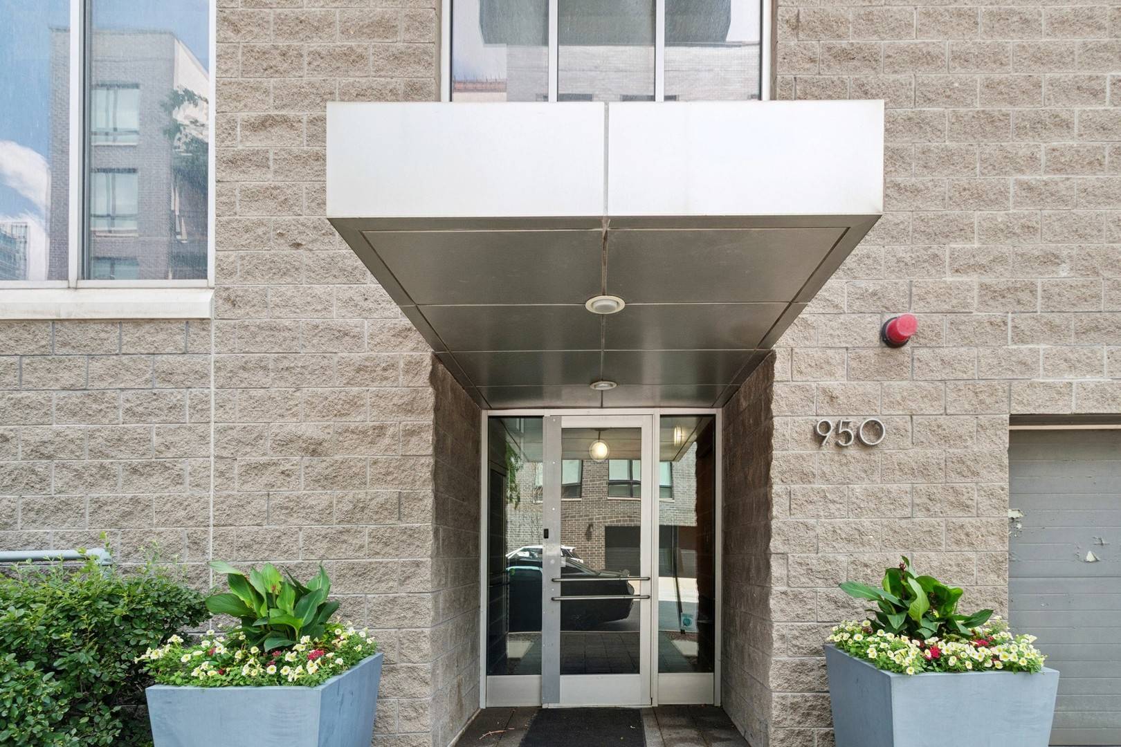 Chicago, IL 60642,950 W Erie ST #702