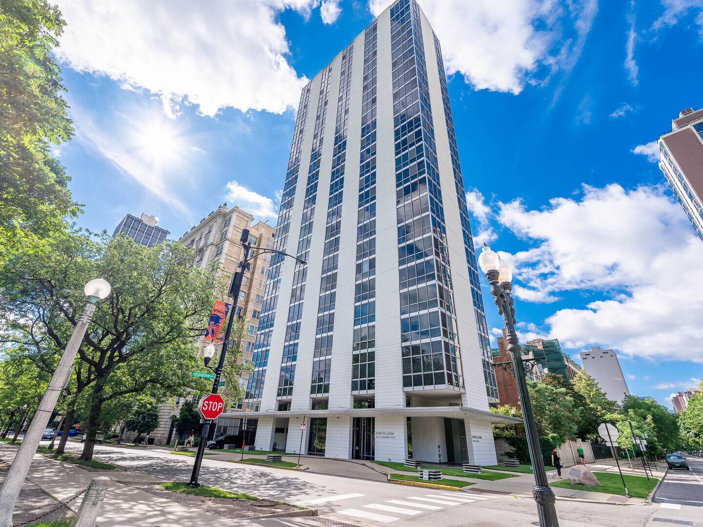 Chicago, IL 60610,1555 N Dearborn Pkwy #15B