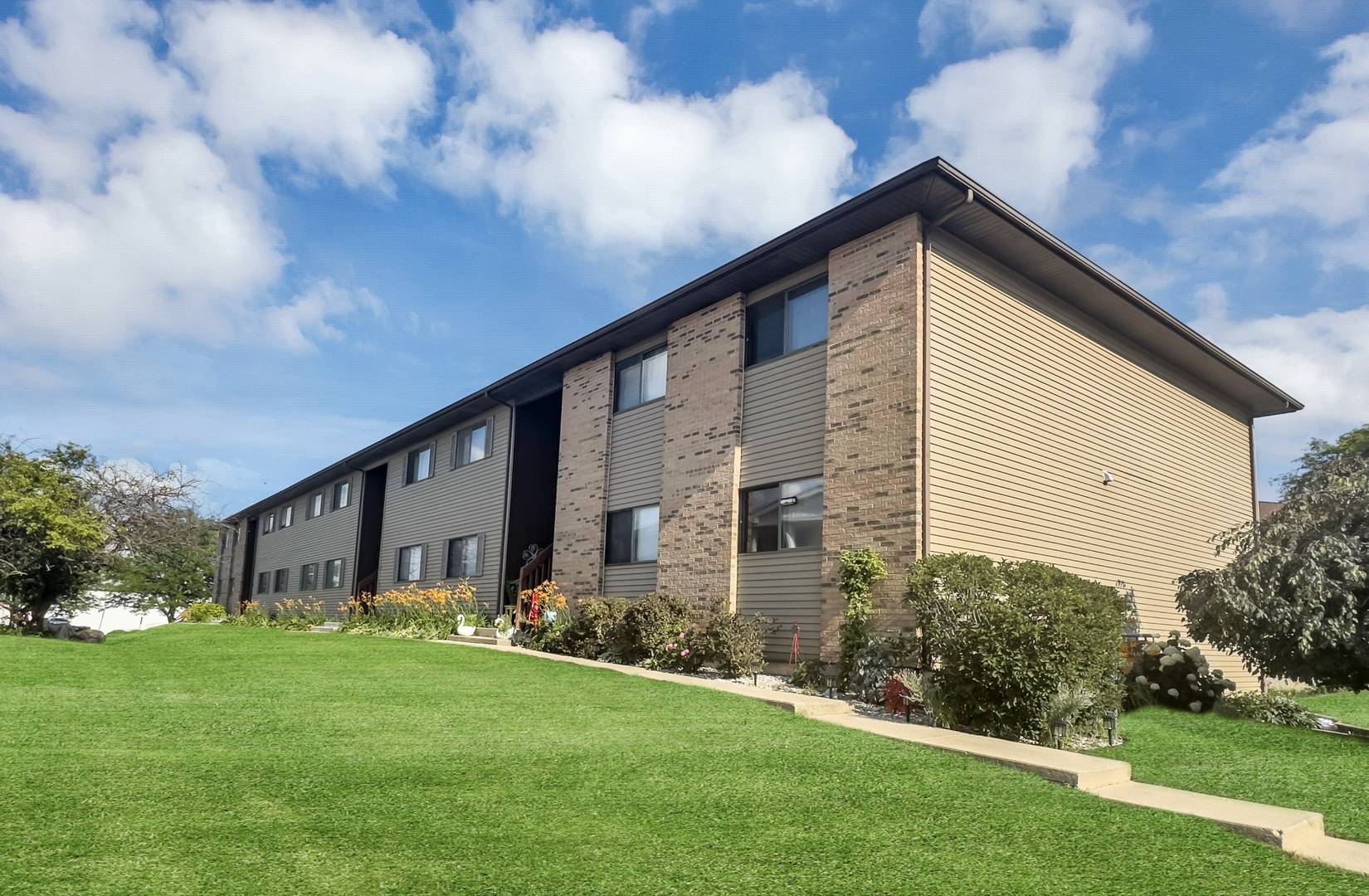 South Elgin, IL 60177,565 Dean DR #I
