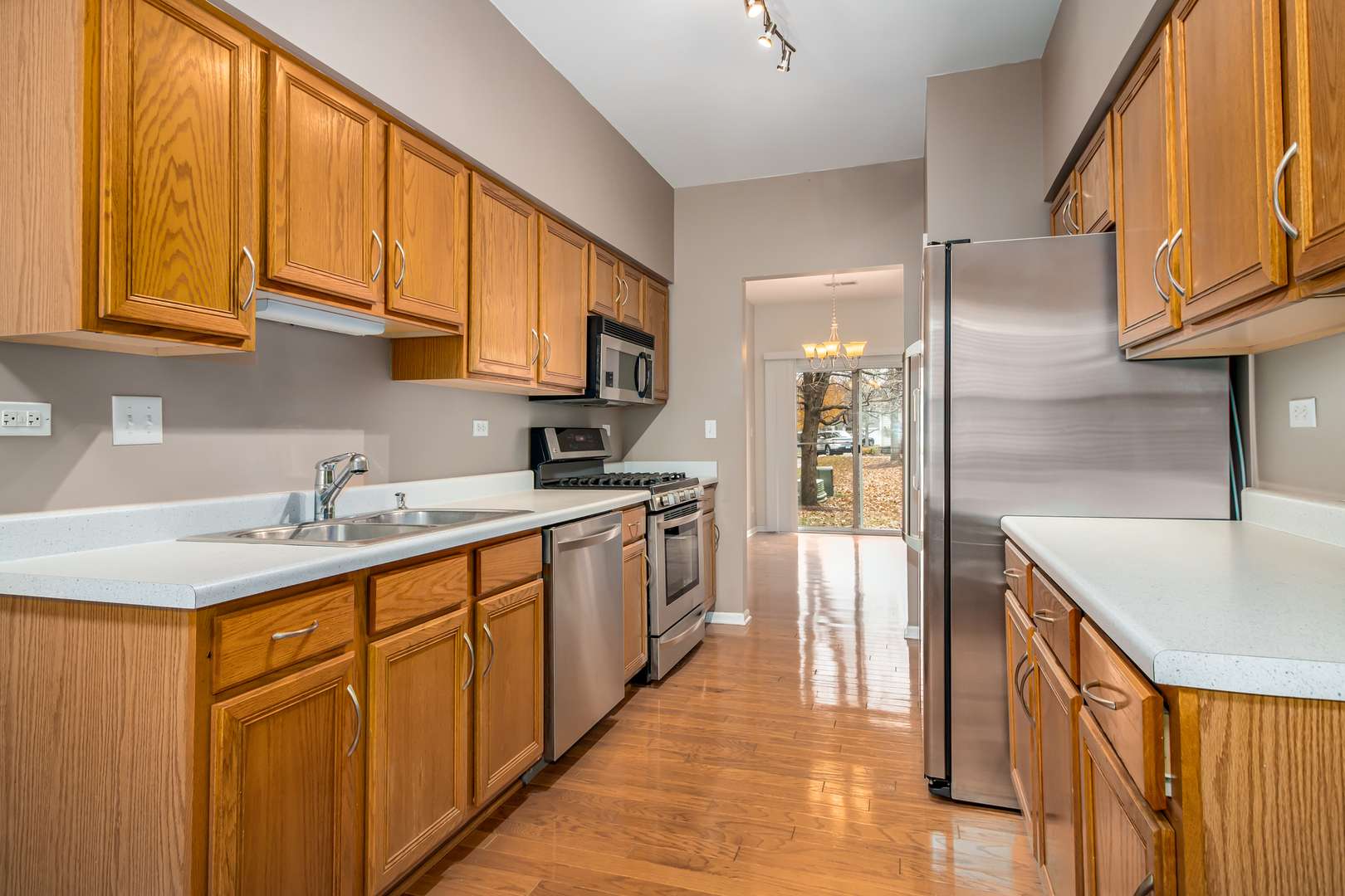 Naperville, IL 60563,911 Sheridan CIR