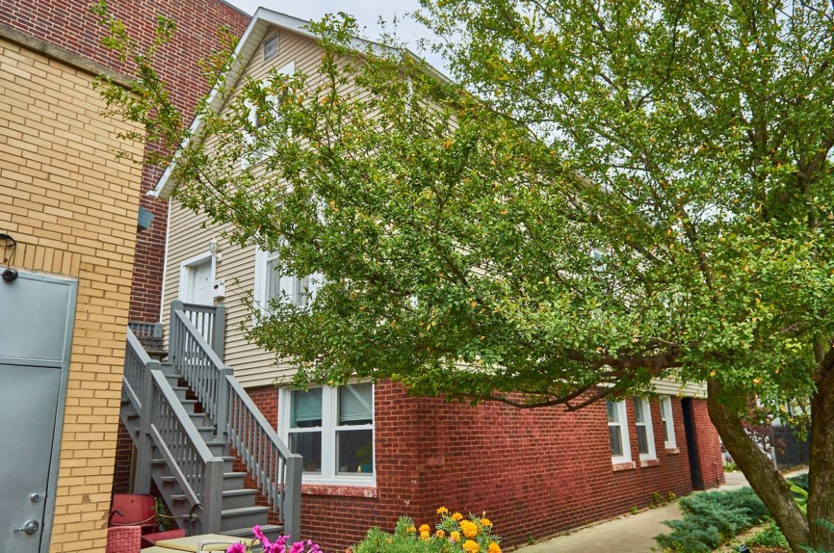 Chicago, IL 60618,2032 W Roscoe ST #1