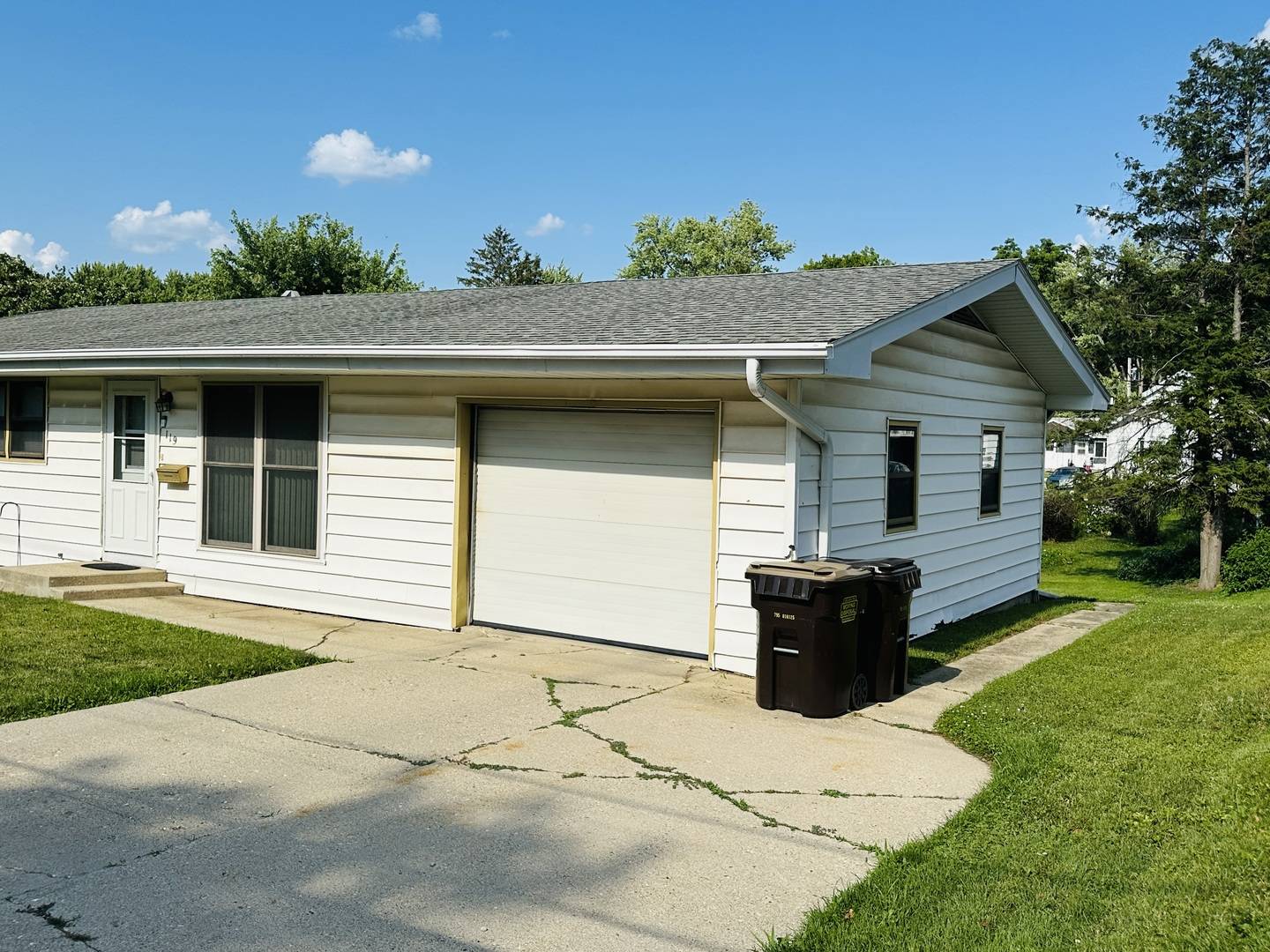 Freeport, IL 61032,119 N Park BLVD