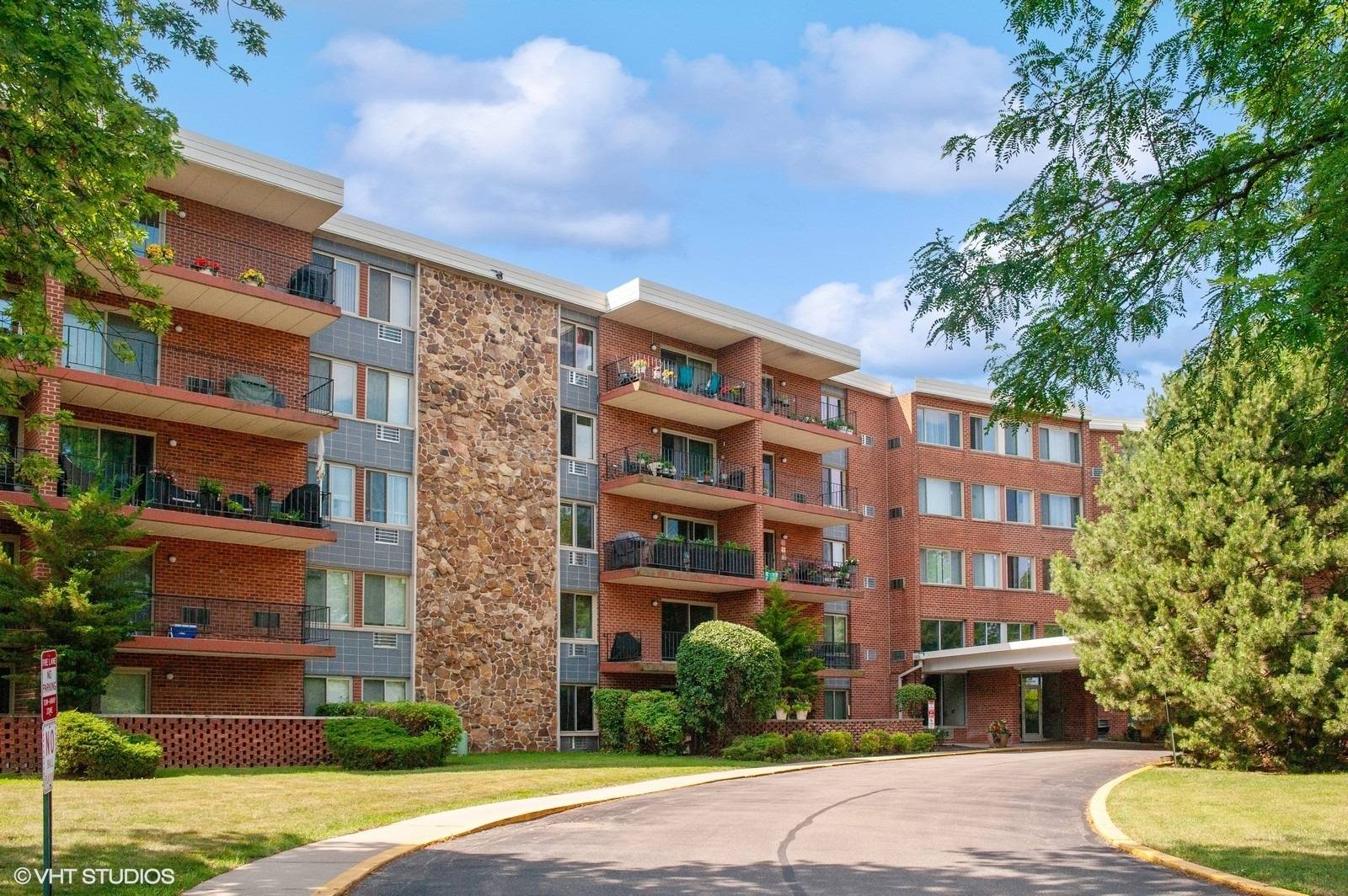 Prospect Heights, IL 60070,18 E Old Willow RD #106N