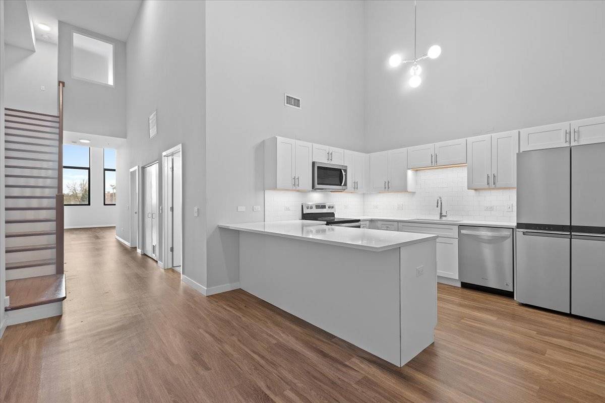 Chicago, IL 60640,1900 W Lawrence AVE #225