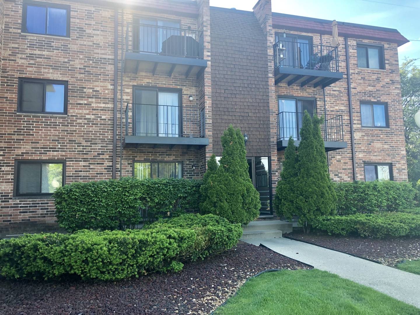 Mount Prospect, IL 60056,1761 W ALGONQUIN RD #1A