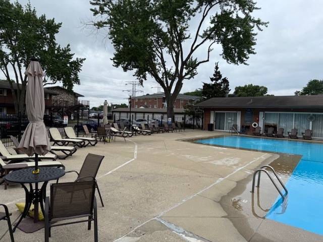 Mount Prospect, IL 60056,1810 W Hatherleigh CT #2B