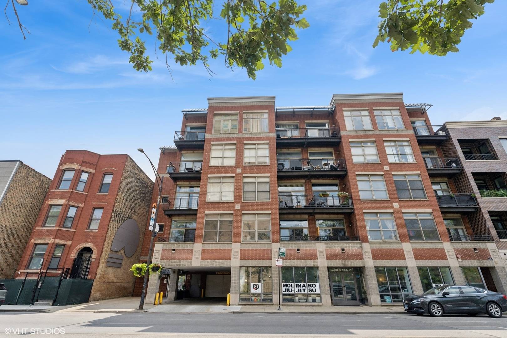 Chicago, IL 60657,3260 N CLARK ST #202