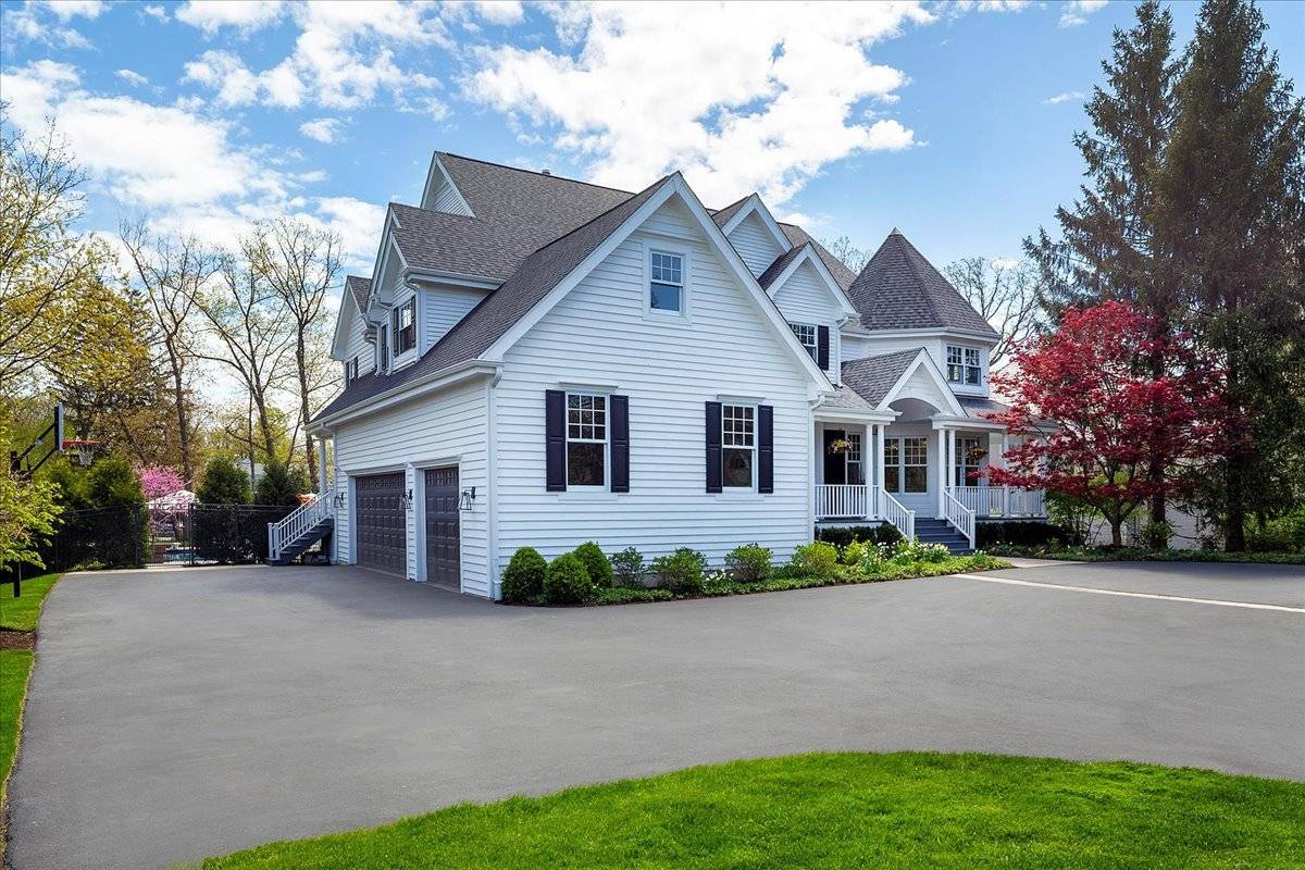 Deerfield, IL 60015,1423 Northwoods RD