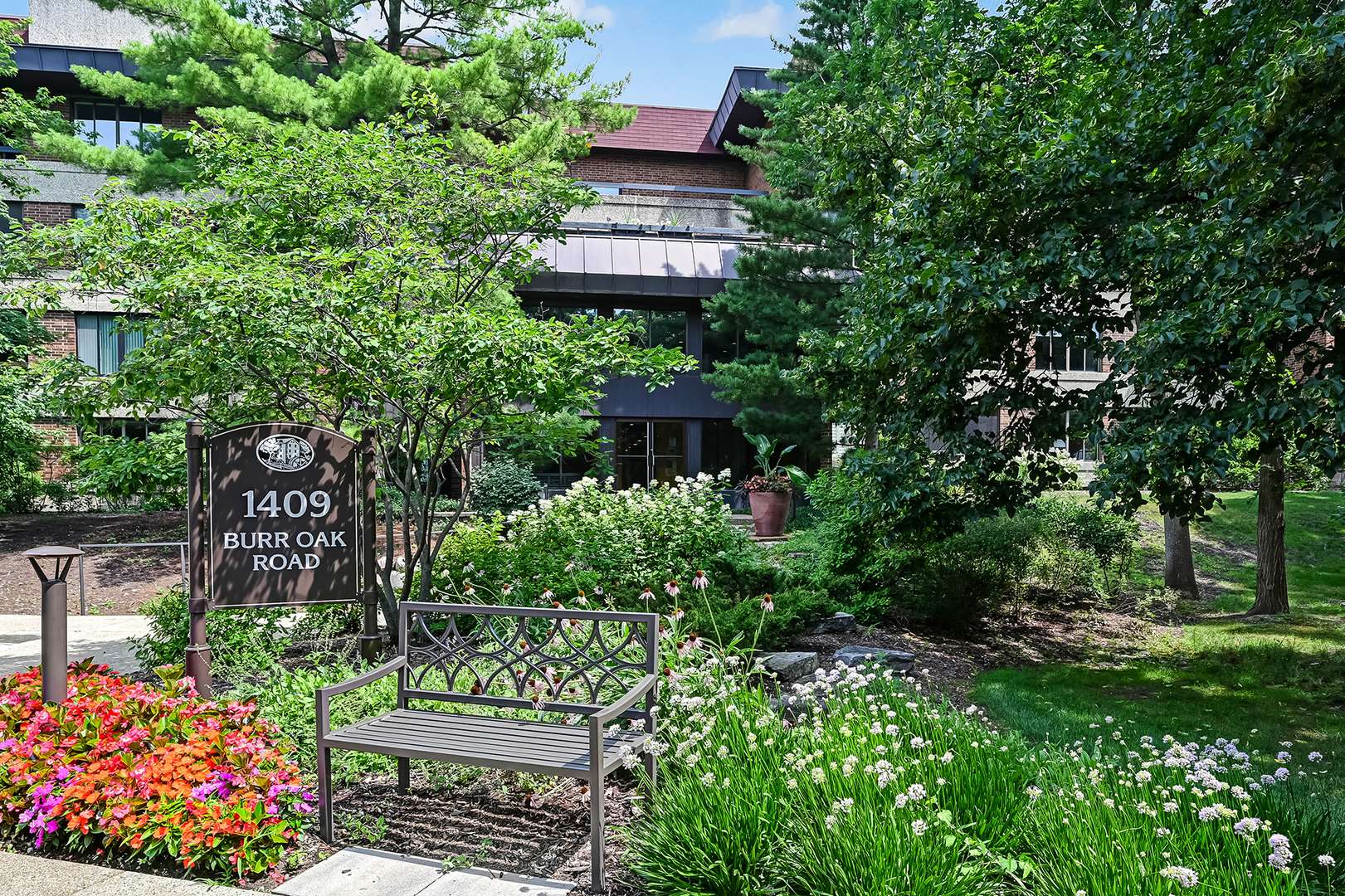 Hinsdale, IL 60521,1409 Burr Oak RD #111A