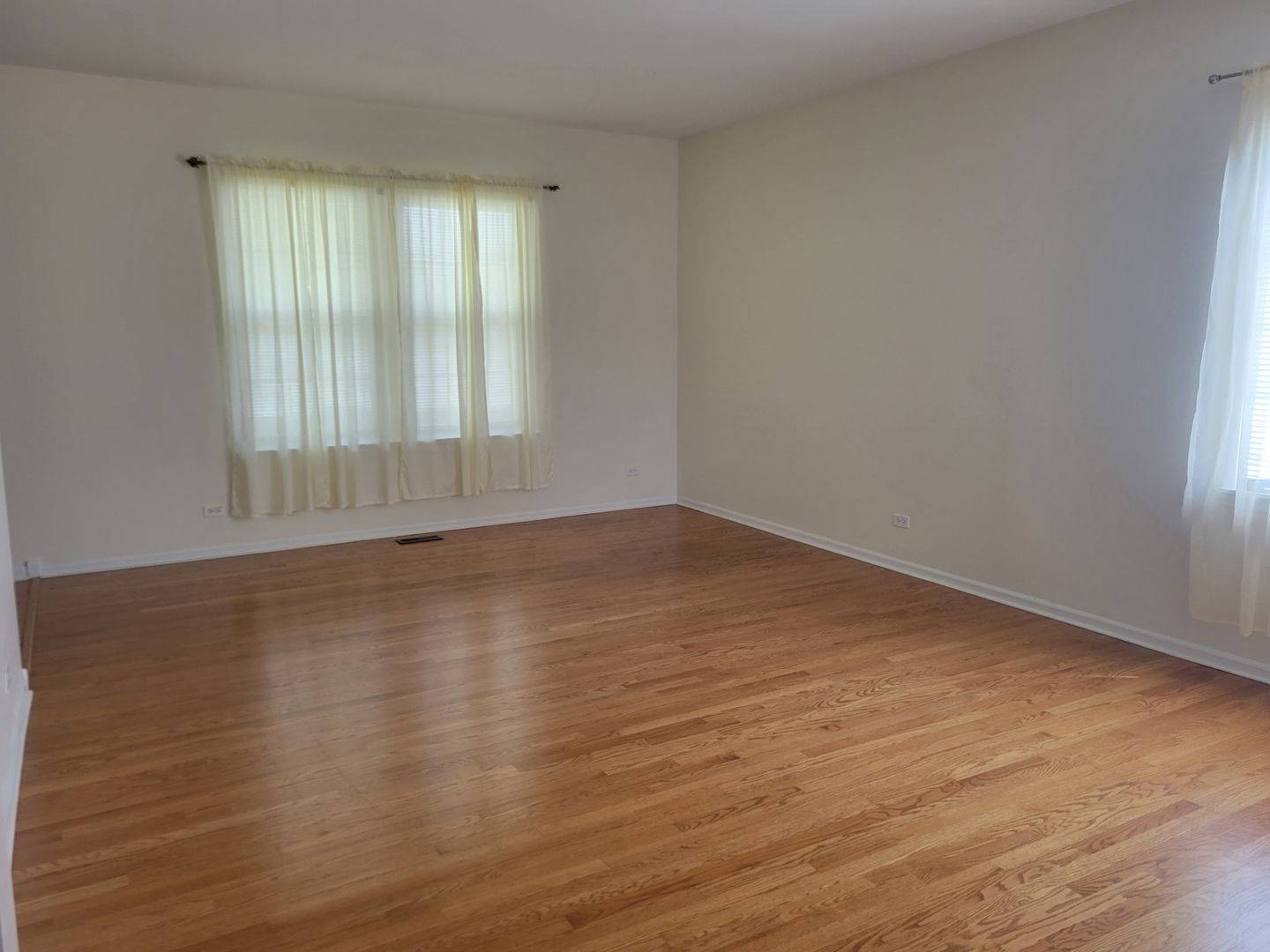 Round Lake, IL 60073,407 W Waterbury DR