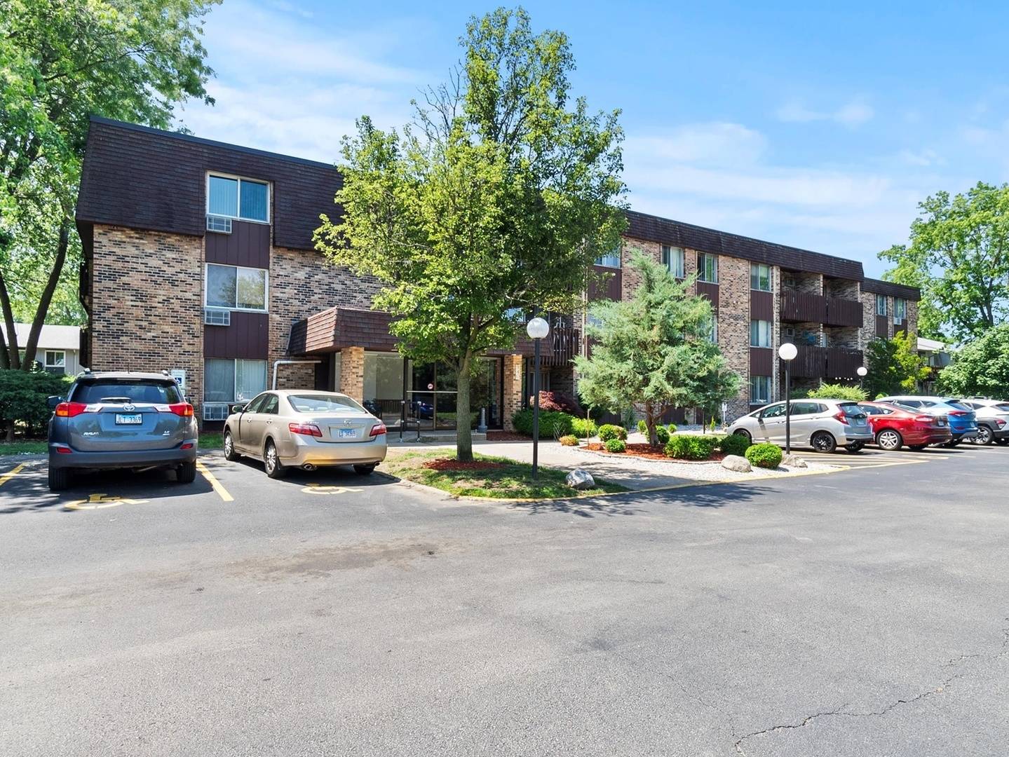Prospect Heights, IL 60070,940 E Old Willow RD #305