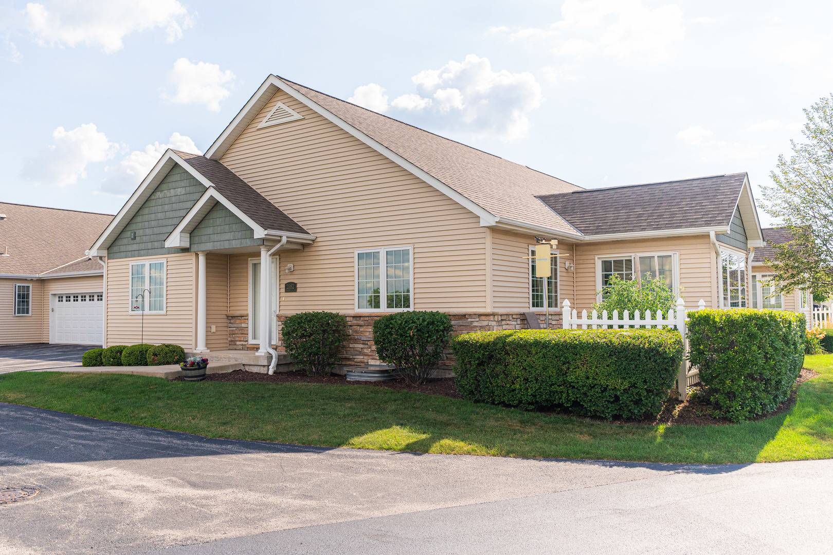 Sycamore, IL 60178,2182 Waterbury LN E #2182