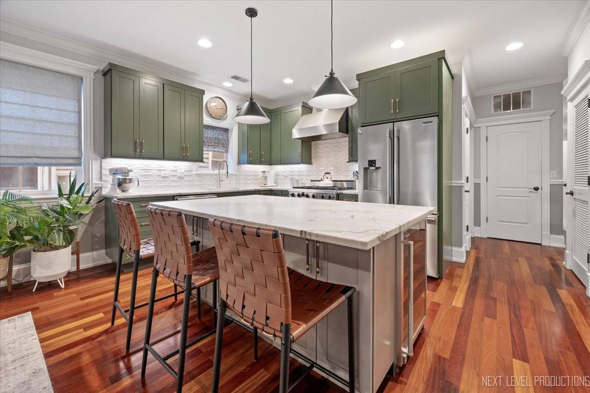 Chicago, IL 60618,2340 W Roscoe ST #2W