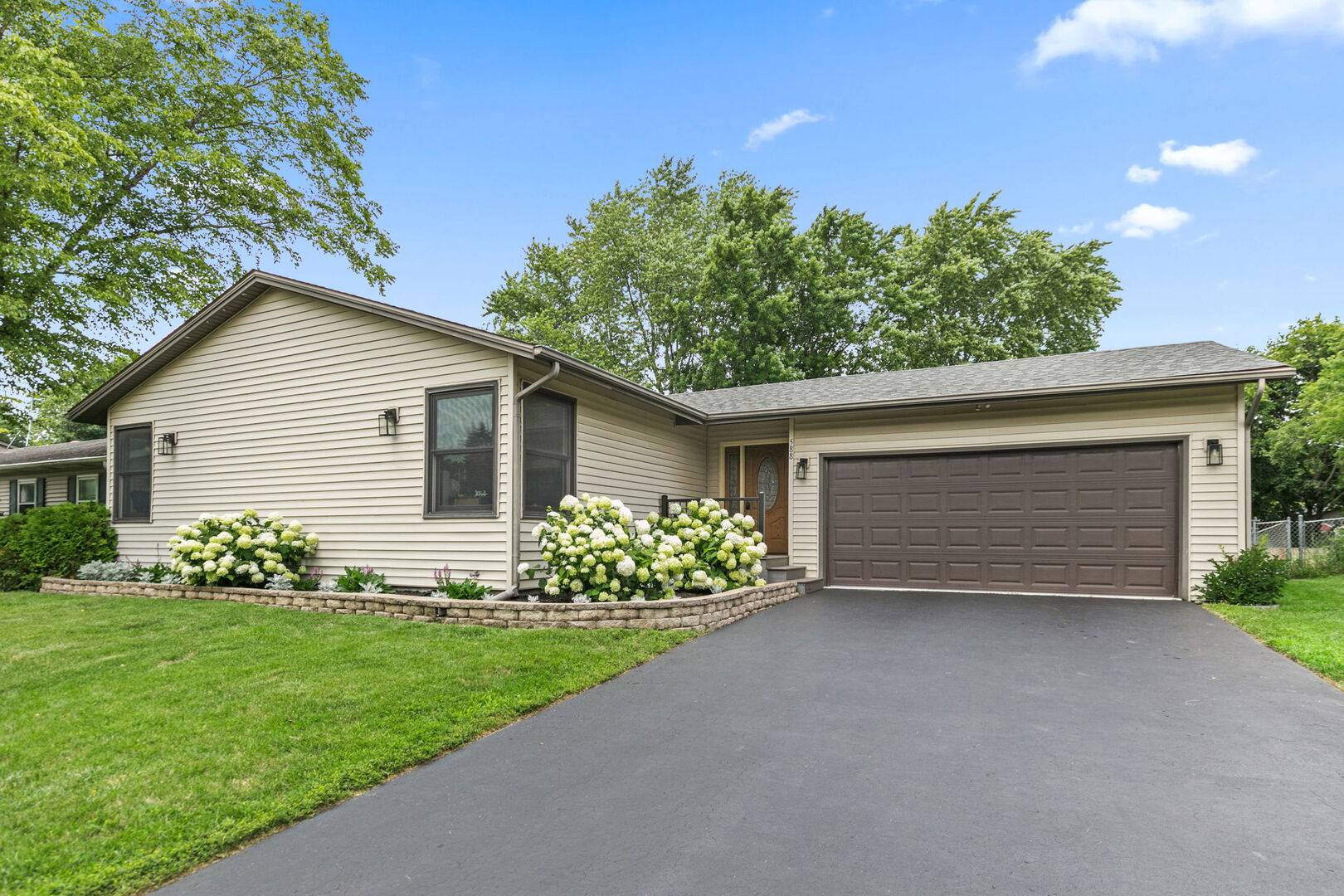 Cary, IL 60013,588 Arthur DR