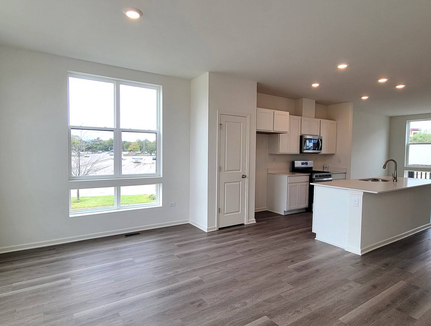 Lombard, IL 60148,379 Summit CIR