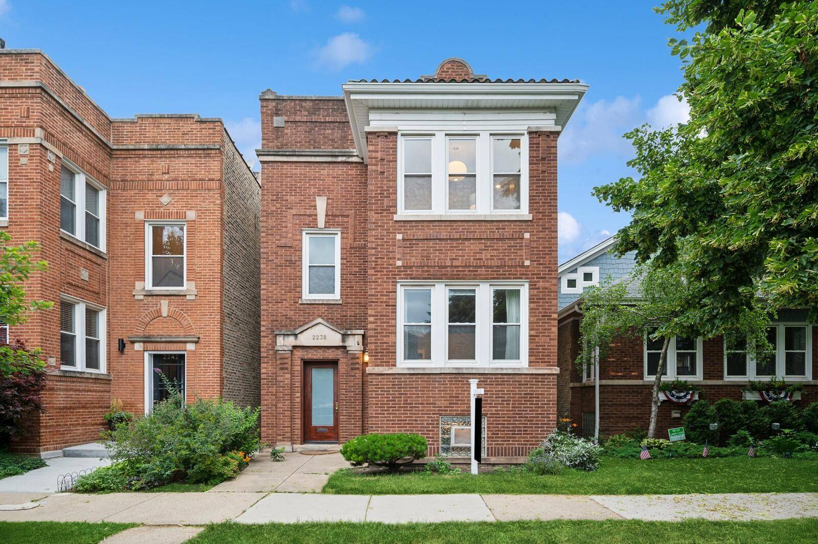 Chicago, IL 60625,2238 W Winona ST