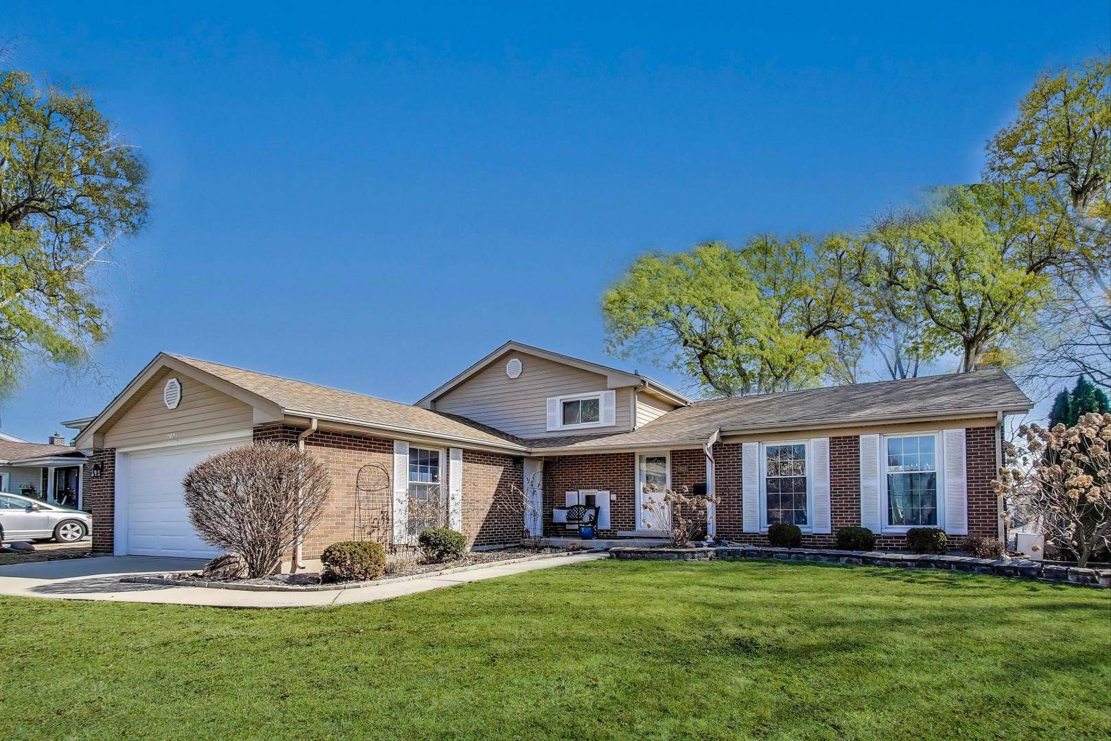 Arlington Heights, IL 60004,2023 N Shenandoah DR