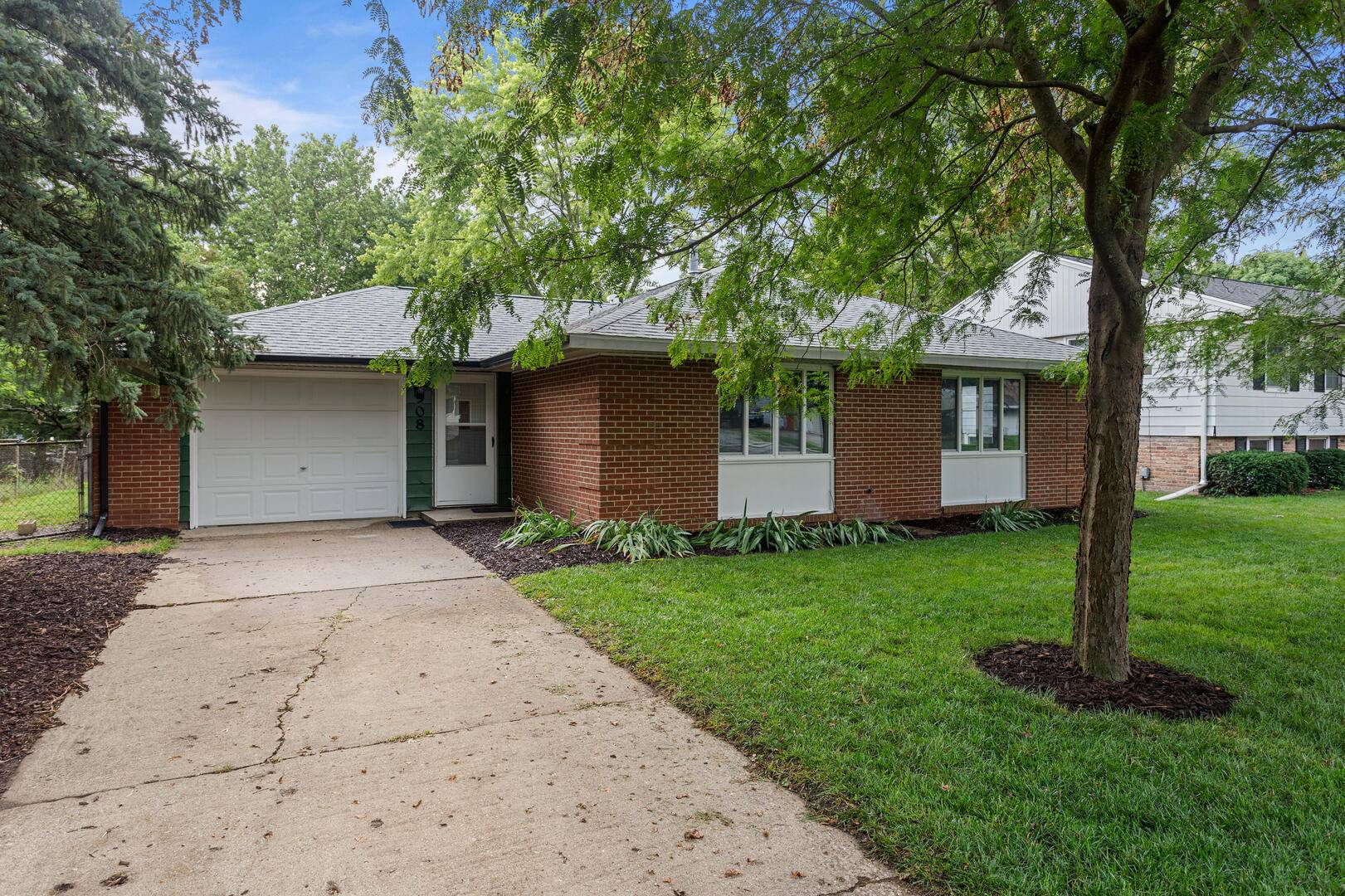 Champaign, IL 61821,908 Dogwood DR