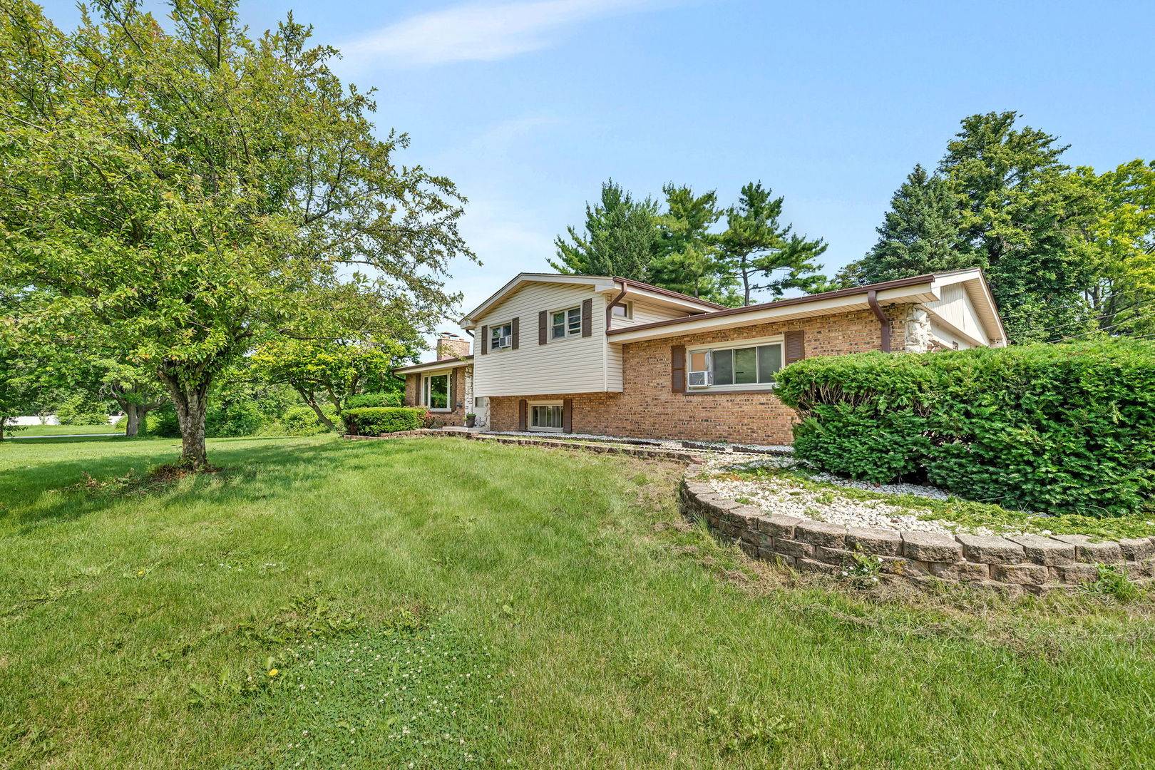 Lemont, IL 60439,20W260 Meadow LN