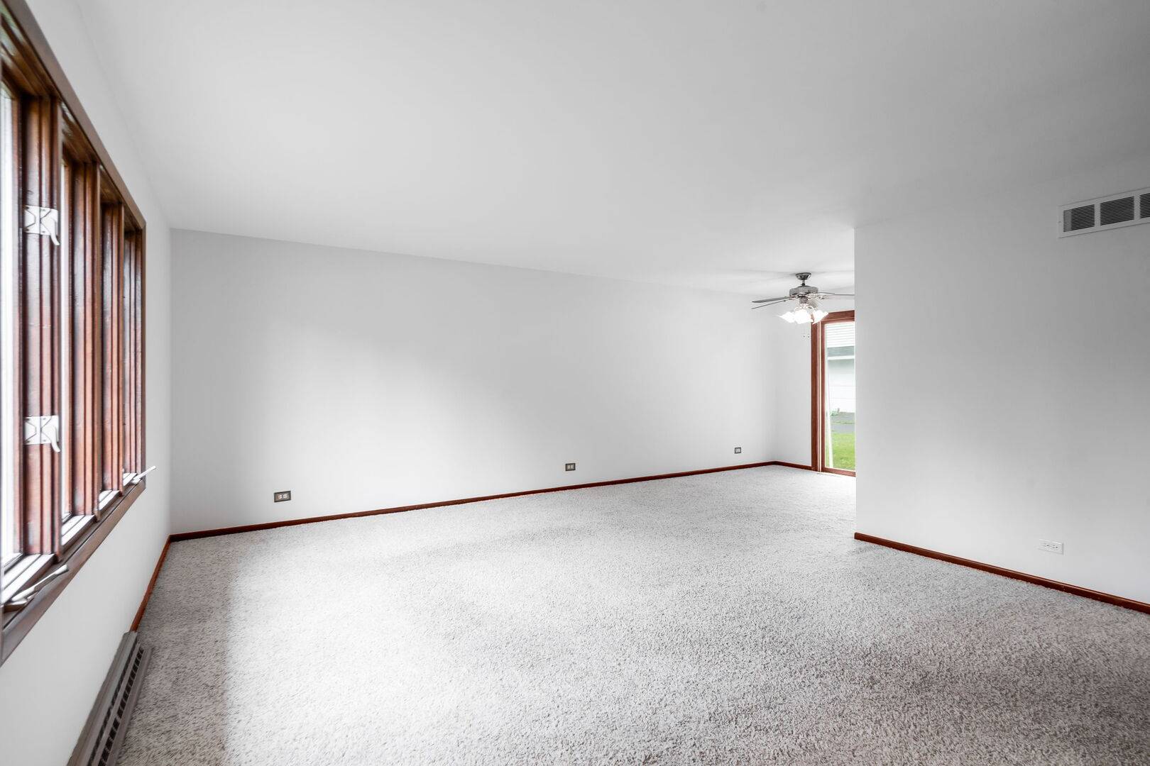 Lindenhurst, IL 60046,2301 Rolling Ridge LN