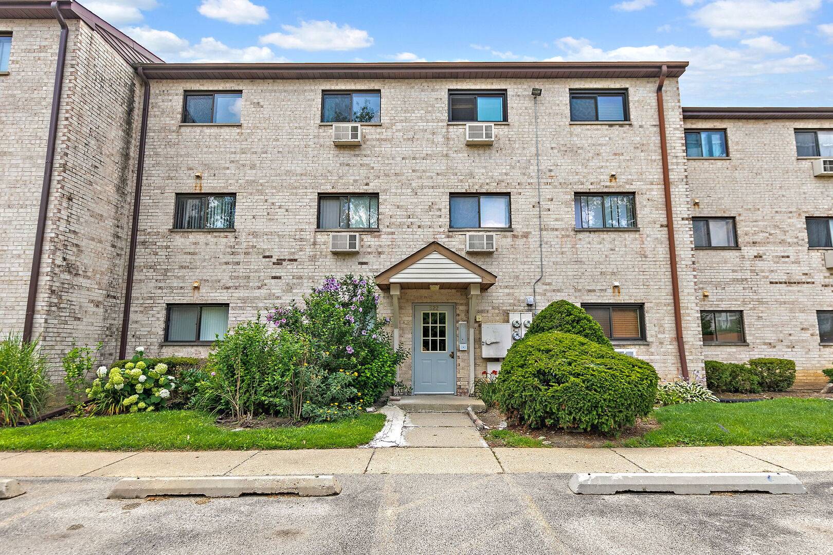 Palatine, IL 60074,522 E Spruce DR #1B