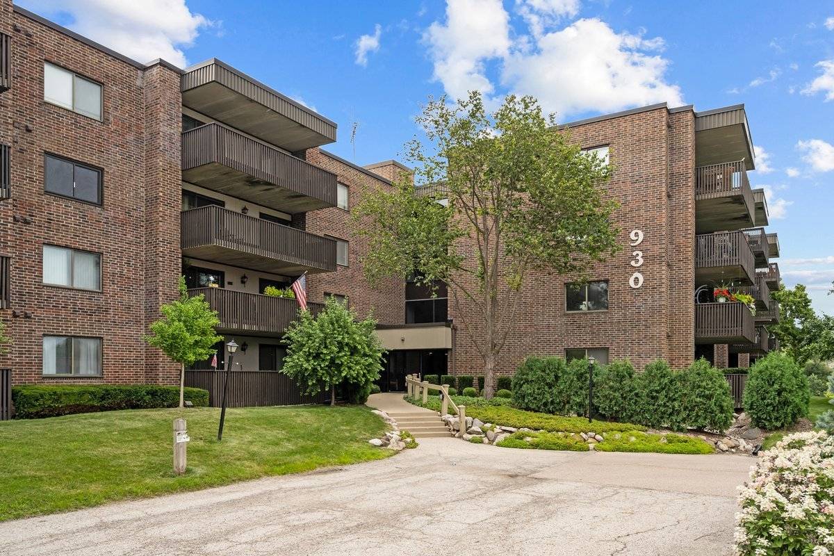 Gurnee, IL 60031,930 Taylor DR #310