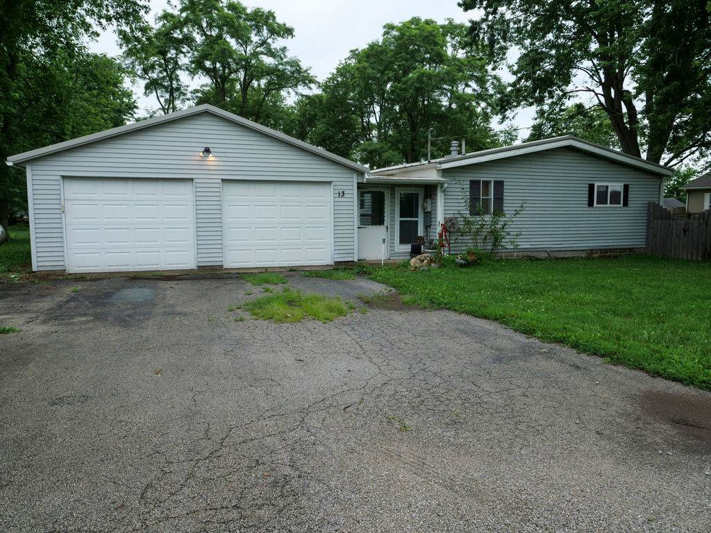 Camargo, IL 61919,13 Maple LN