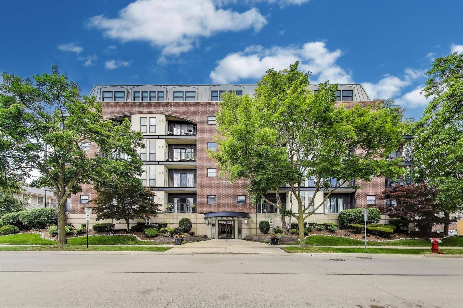 Arlington Heights, IL 60005,110 S Evergreen AVE #4CS
