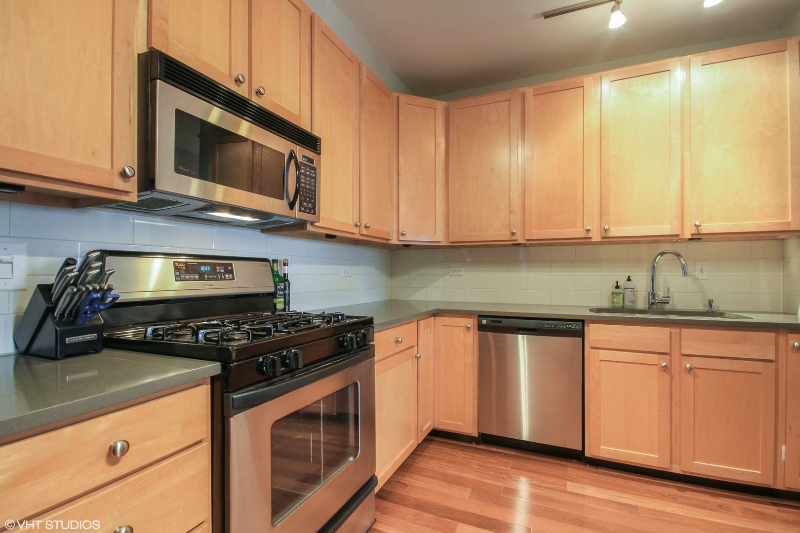 Chicago, IL 60610,1212 N Wells ST #1405