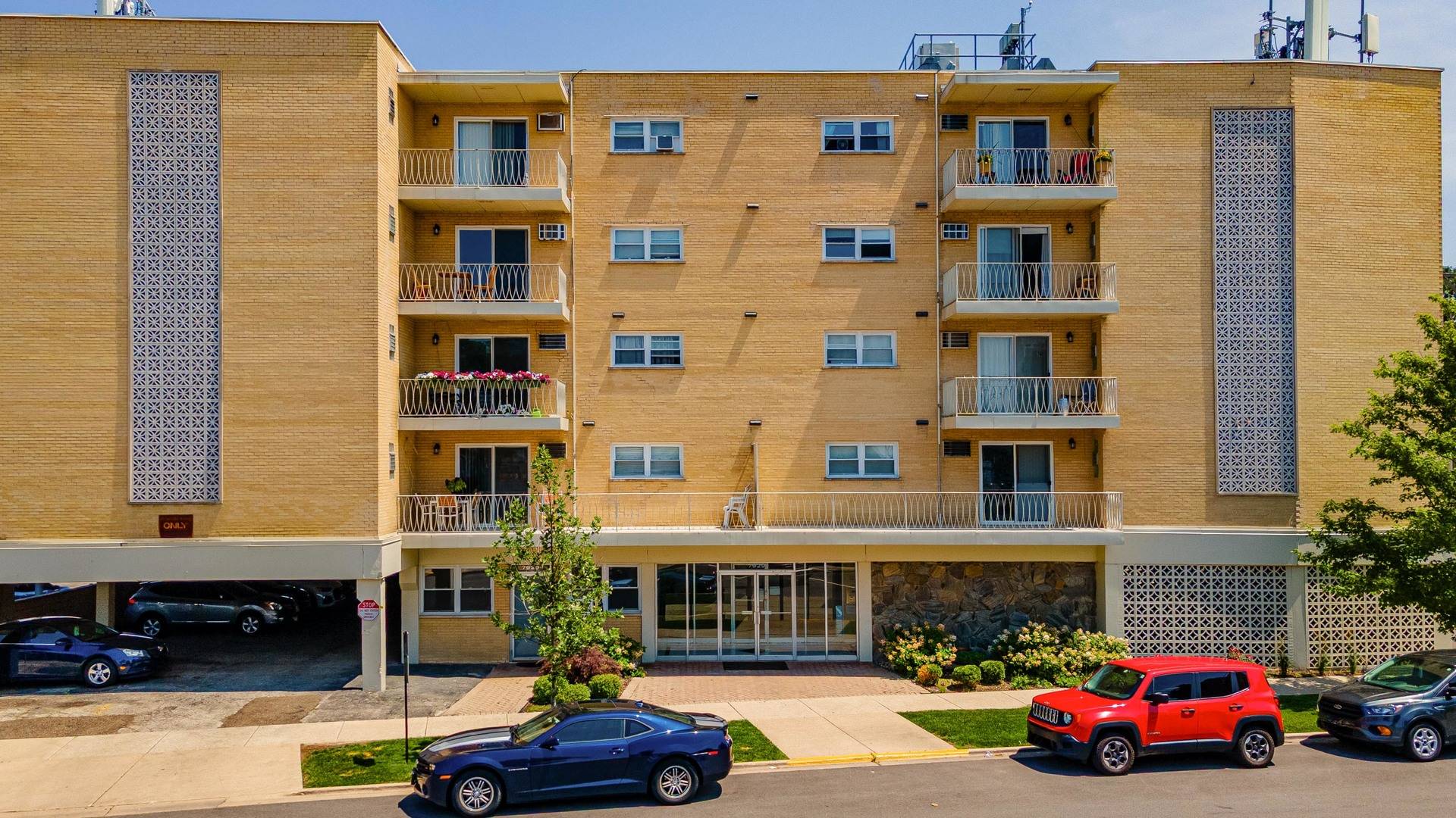 Elmwood Park, IL 60707,7929 W Grand AVE #404