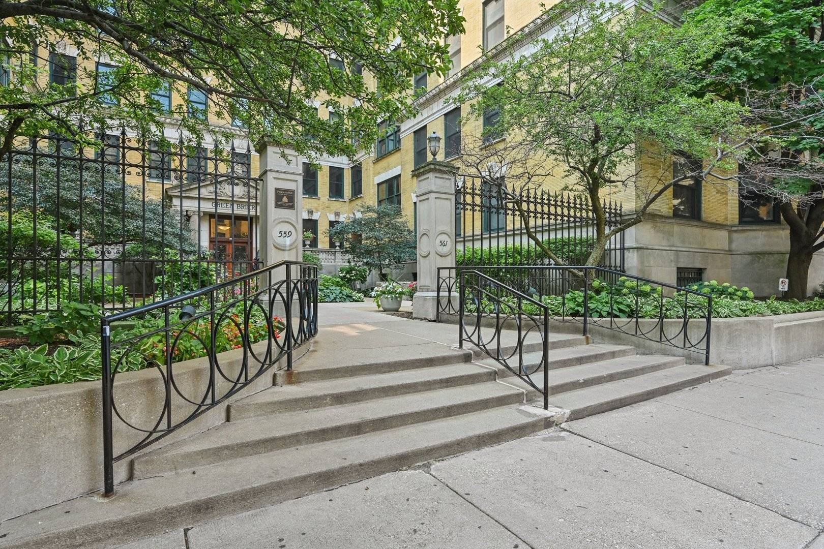 Chicago, IL 60657,559 W Surf ST #205