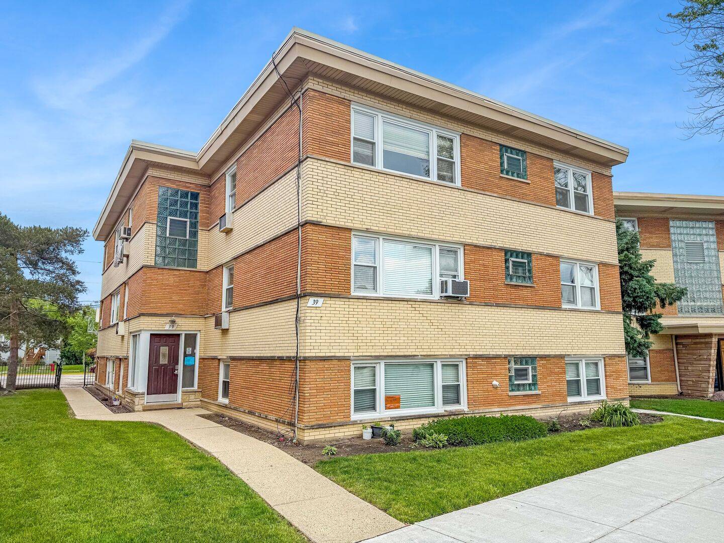 Elmwood Park, IL 60707,39 W Conti Pkwy #2N